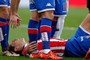 Bernardo Espinosa sufrió una lesión de ligamentos en su rodilla derecha