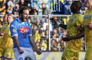 Así fue el golazo de Higuaín que los napolitanos compararon con los de Maradona.