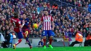 La dura entrada de Filipe Luis a Messi que fue sancionada con roja directa