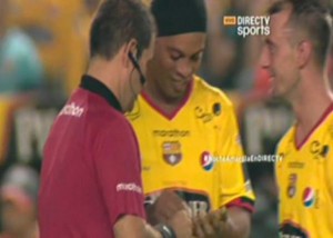Ni el árbitro se contuvo las ganas de un autógrafo de Ronaldinho