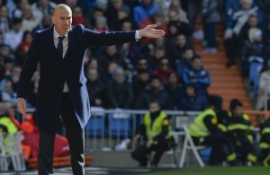 Zinedine Zidane en el banco del Real Madrid