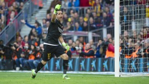 Claudio Bravo celebrando con Barcelona