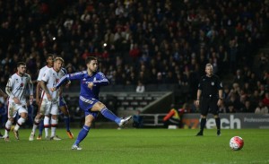 Eden Hazard pateando un penal