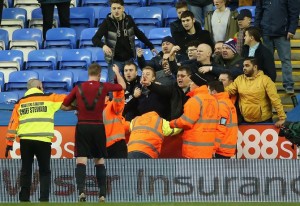 Chris Brunt reclama su hinchada del West Brom, porque le tiraron monedas