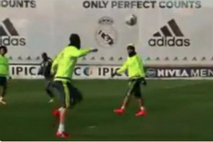 Tremenda volea de Sergio Ramos en el entreno del Real Madrid