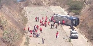 Se volcó el bus que llevaba a Huracán al aeropuerto de Caracas. Todos están bien, se quedo sin frenos.