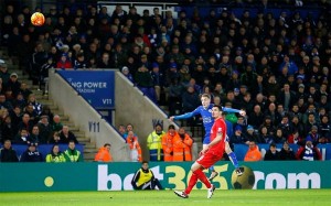 Háganse un favor y vean el GOLAZO de Jamie Vardy contra el Liverpool FC.