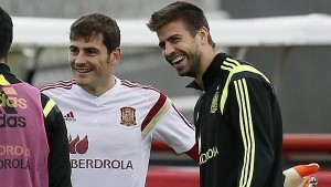 Gerard Piqué e Iker Casillas bromean en Twitter