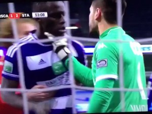 El arquero español Víctor Valdés se enfureció con Kara Mbodji y terminó agarrándolo del cuello.