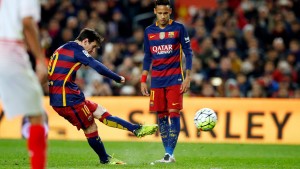Neymar mirando a Messi