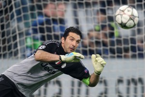 Gianluigi Buffon tapando con Juventus