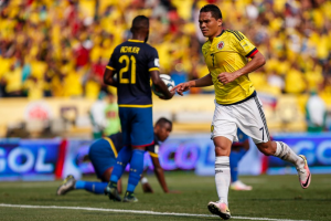 Carlos Bacca celebrando frente a Ecuador