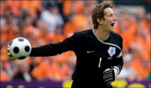 Edwin van der Sar vuelve a atajar