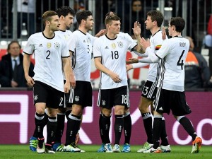 Amistoso Alemania 4-1 Italia. Goles: @ToniKroos, @MarioGoetze, Jonas Hector, @MesutOzil1088