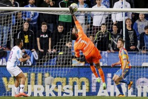 Grosero error de Carlos Kameni. El balón terminó al fondo de su portería