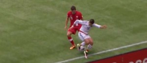 ¡Vaya caño de espaldas inventó Chicharito en Canadá