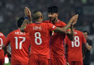 Chile celebra la derrota 1-3 a Venezuela con goles de Pinilla y Vidal en las eliminatorias rumbo al mundial de rusia 2018