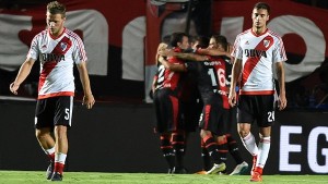 Colón goleó a River con un triplete del intratable Alan Ruíz.