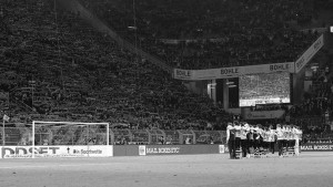 Grada del Borussia Dortmund rinde homenaje a aficionado que falleció en pleno partid