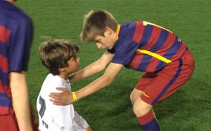 Pol Melet, jugador azulgrana, consolando a uno del Real Madrid tras coronarse campeones de la Mediterranean International Cup
