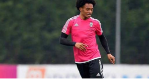 La jugada rompecinturas de Cuadrado en el entrenamiento. Hernanes fue la víctima