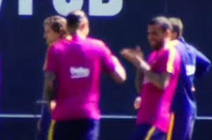 El vacile de Dani Alves a Neymar en el entrenamiento por su nuevo peinado