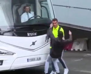 Cristiano Ronaldo abrazó a un fan que lo interceptó antes de subir al micro