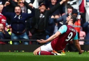 Andy Carroll se viste en héroe y le marca hattrick al Arsenal