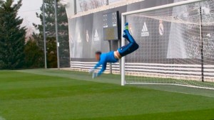 Keylor Navas sorprendió con un escorpión a lo René Higuita: