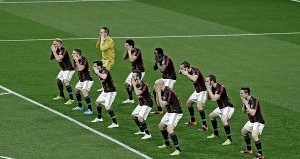 Los jugadores del AC Milan sorprendieron previo al duelo ante el Carpi con un 'Haka', caracteristica de la Selección de Rugby de Nueva Zelanda, como parte de una campaña publicitaria.