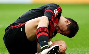 Bayer Leverkusen derrotó 3-0 al Frankfurt . 'Chicharito' salió al 68' por lesión.