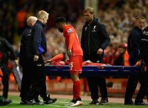 La durísima patada de Funes Mori a Origi. Ambos dejaron la cancha: uno expulsado y el otro lesionado.