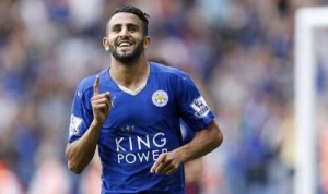 Mahrez celebra un gol con el leicester city u se pone a tiro del Barcelona