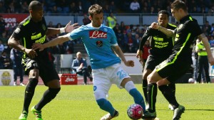 Sin Higuaín, Napoli no pierde de vista a la 'Juve'