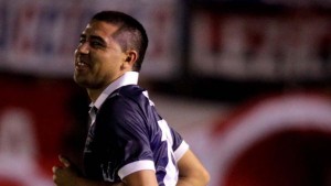 No perdió la magia: la delicia de Riquelme en la despedida de Recoba