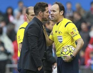 Tres partidos de suspensión para Simeone por su acción en el partido contra el @MalagaCF