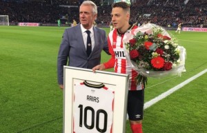 Santiago Arias fue homenajeado por el PSV