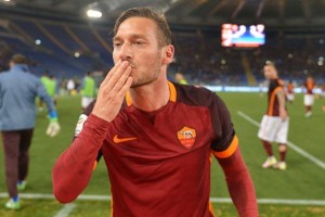 ¡Historia viva! Roma perdía: Totti entró a los 85' y lo remontó a los 88' con doblete