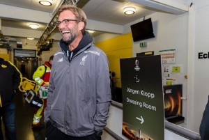 Juegan BvB y Liverpool de Klopp y para que no se vaya al vestuario de su ex equipo, le pusieron este cartel. Cracks