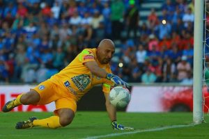 TRIPLE ATAJADA. Las espectaculares intervenciones del Conejo Pérez en la final ante Rayados