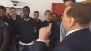 Berlusconi amenazó a jugadores del Milan con no pagarles si seguían jugando mal. Se filtró un video con la 'charla'