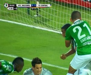 Berrío se lo gritó en la cara a Sebastián Sosa y lo expulsaron. atletico nacional 3-1 rosario central copa libertadores.
