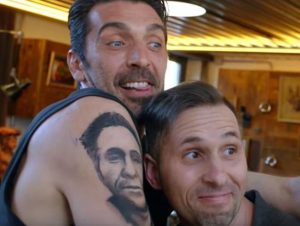 Buffon se tatúa la cara de un aficionado