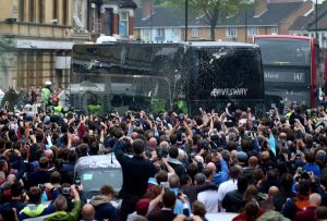 Hinchas del West Ham United FC atacan bus del Manchester United.
