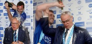Claudio Ranieri hablaba en rueda de prensa y Christian Fuchs lo bañó de champagne