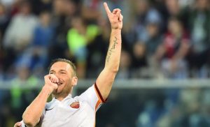 La Roma perdía con el Genoa 2-1... Entró Totti, marcó un golazo y al final su equipo ganó 2-3.