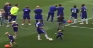 Hazard volvió loco a su hijo delante de un Stamford Bridge repleto. Mirá el video