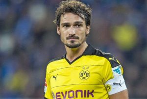 Hummels se despide de la afición del Dortmund