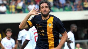 El veterano delantero italiano Luca Toni se retirará tras finalizar el partido ante la Juve