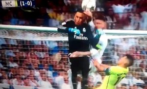 ¿Mano de Sergio Ramos en el despeje en los últimos minutos del Real Madrid - Manchester City?